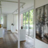 Ausstellungsansicht mit Fotografie von Michael Wesely im Vordergrund_Mies van der Rohe Haus_Foto-Michal Kosakowski