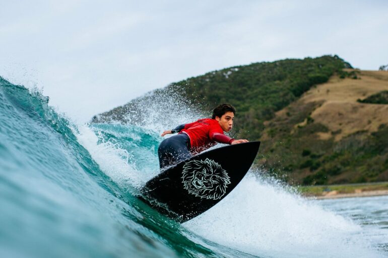 „Surviving Summer“ (2022 – ) | Staffel 2 ist jetzt auf Netflix | Die jungen Surfer sind zurück!